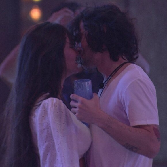No 'BBB 21', Fiuk e Thaís protagonizaram o primeiro beijo da edição