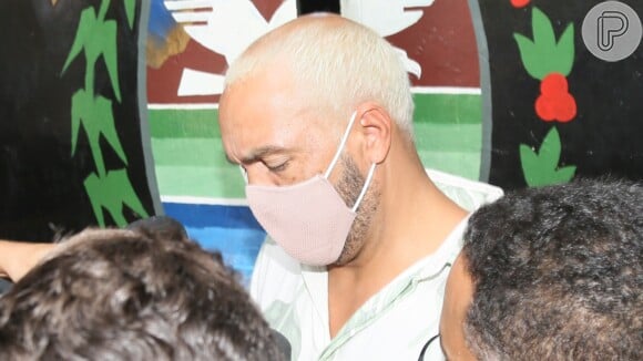 Veja foto do cantor Belo saindo da cadeia!
