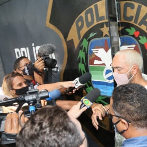 Cantor Belo deixa cadeia no Rio e é flagrado por paparazzi