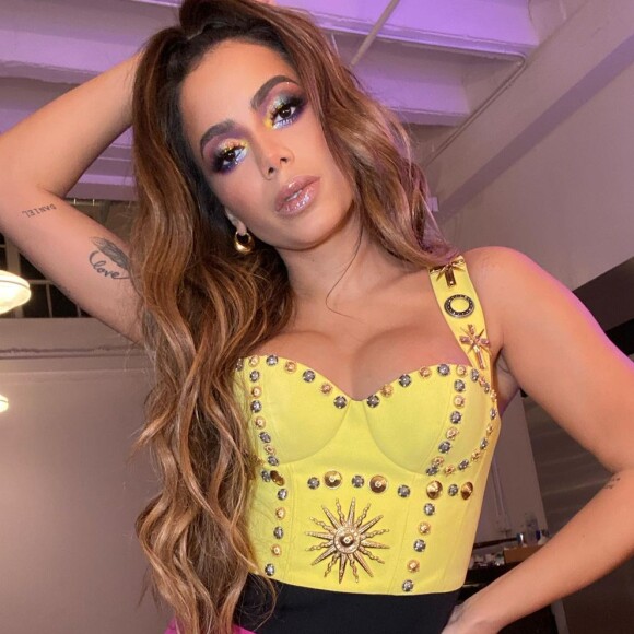Anitta foi diagnosticada com uma intoxicação alimentar