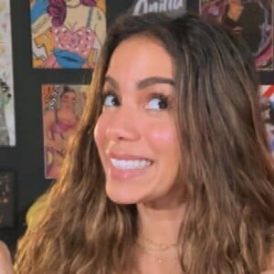 Anitta desmentiu boatos sobre estar com coronavírus