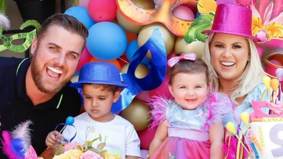 Filha de Zé Neto usa vestido com plumas em festa de 9 meses: 'Carnaval da Angelina'