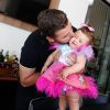 Zé Neto dá beijo em filha em festa de mesversário