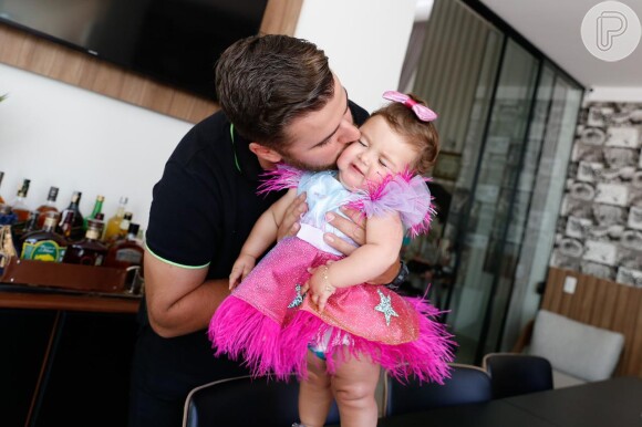 Zé Neto dá beijo em filha em festa de mesversário