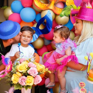 Zé Neto comemora mesversário da filha com filho e mulher, Natália Toscano