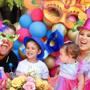 Filha de Zé Neto festeja 9º mesversário em 'Bloco de Carnaval'