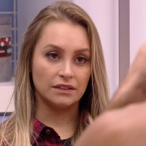 'BBB 21': Carla Diaz beija pescoço de Arthur e lembra promessa sobre edredom. 'Pode mudar'