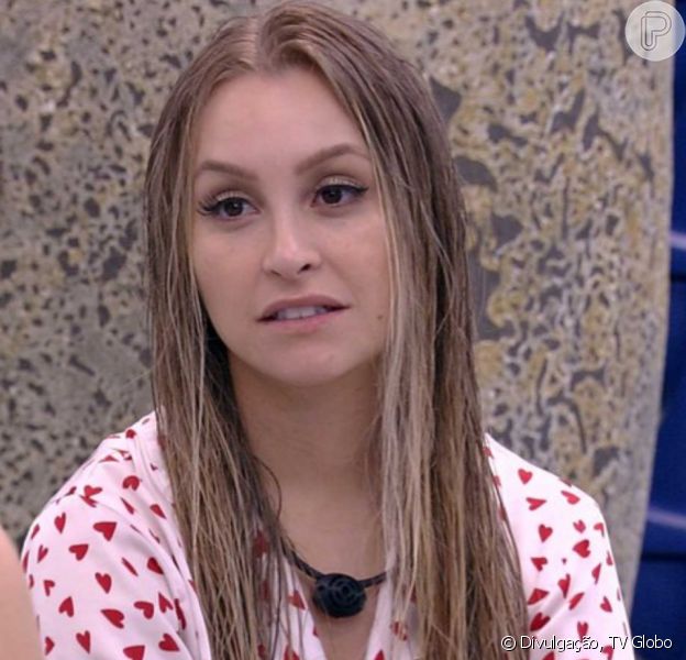 'BBB 21': Carla Diaz beija pescoço de Arthur e lembra promessa sobre edredom. 'Pode mudar'