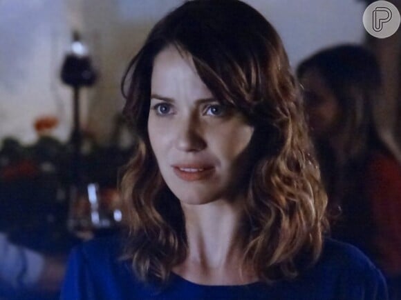 Laura (Nathalia Dill) se irrita com Caíque (Sergio Guizé) por tê-la beijado e o expulsa de sua casa, em 'Alto Astral'