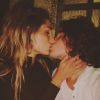 Sasha Meneghel postou foto beijando o noivo, João Figueiredo