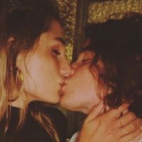 Sasha posta foto beijando João Figueiredo e lamenta distância do noivo: 'Sinto sua falta'