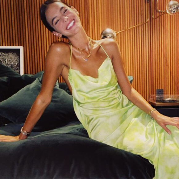 Bruna Marquezine ganha elogio do suposto namorado, Enzo Celulari, ao cantar em vídeo