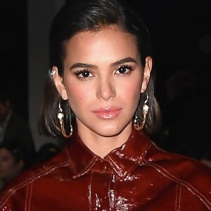 Bruna Marquezine rebola até o chão em bastidor de campanhã