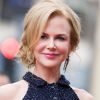 Nicole Kidman usa vestido Louis Vuitton feito em 425 horas para o Globo de Ouro 2021