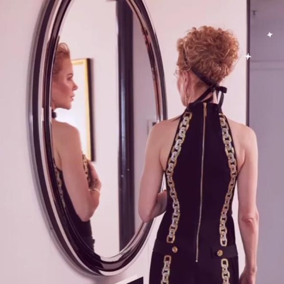 Vestido de Nicole Kidman no Globo de Ouro possui decote frontal único com trança metálica pelas laterais que possuem 8 mil cristais em tamanhos diferentes