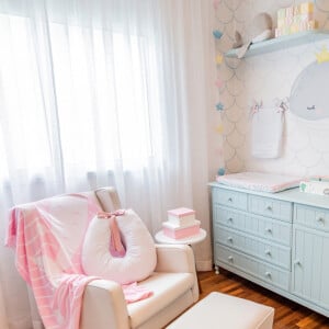 Quarto da filha de Camilla Camargo tem cômoda e cadeira de amamentação 