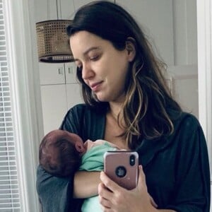 Nathalia Dill buscou inspiração em livros para educar a filha, Eva, para ser feminista