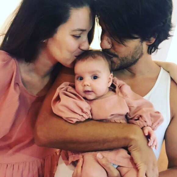 Filha de Nathalia Dill e Pedro Curvello, Eva ganhou carinho dos pais em festa de seus 2 meses em março de 2021