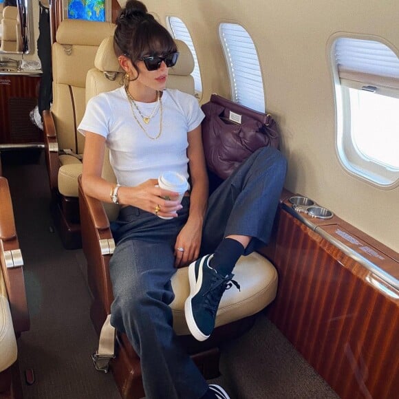 Bruna Marquezine publicou um clique viajando em um jatinho de luxo