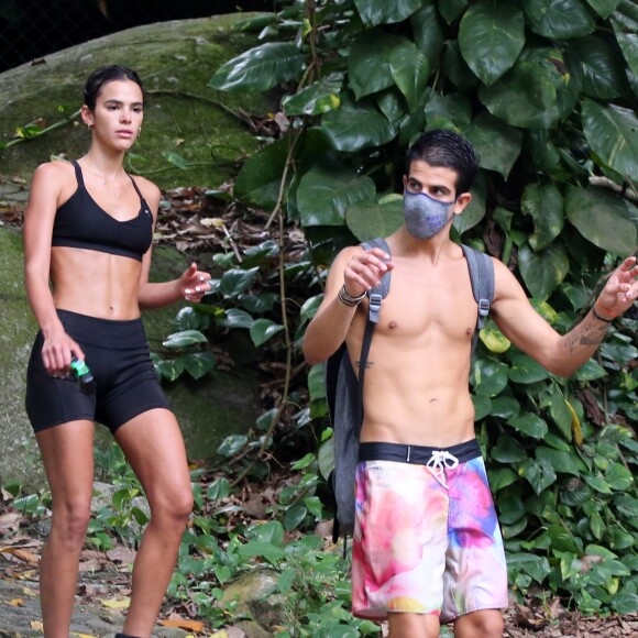 Bruna Marquezine fez trilha acompanhada por Enzo Celulari