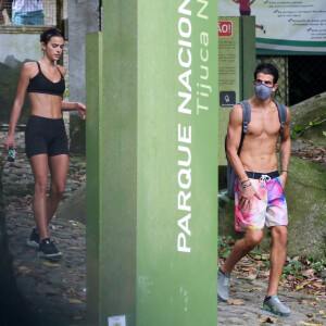 Bruna Marquezine e Enzo Celulari fizeram exercícios ao ar livre juntos