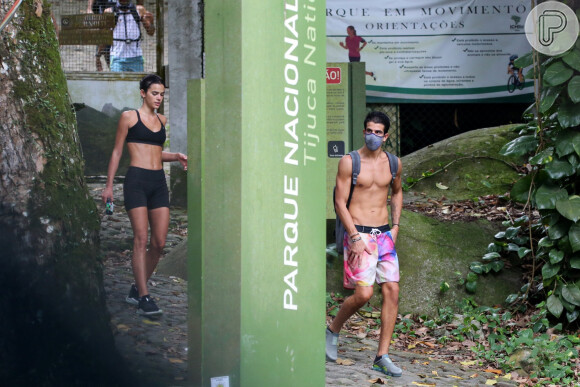 Bruna Marquezine e Enzo Celulari fizeram exercícios ao ar livre juntos