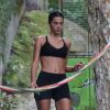 Bruna Marquezine escolheu look fitnesse preto com top e short