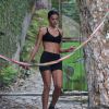 Bruna Marquezine usou look fitnesse preto em trilha com Enzo Celulari