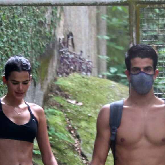 Bruna Marquezine e Enzo Celulari deixaram à mostra os corpos definidos