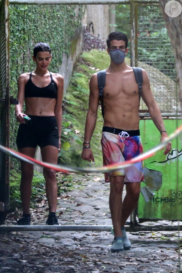 Bruna Marquezine e Enzo Celulari fazem trilha juntos no Rio de Janeiro