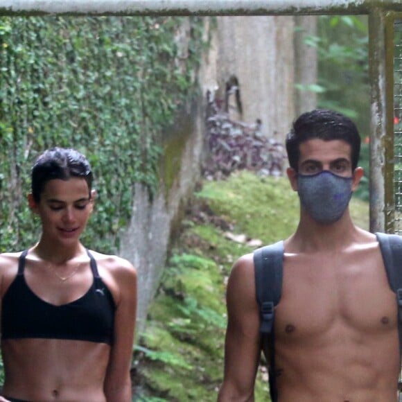 Bruna Marquezine e Enzo Celulari fazem trilha juntos no Rio de Janeiro
