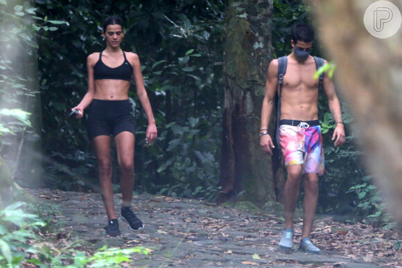 Bruna Marquezine e Enzo Celulari curtem programa ao ar livre juntos