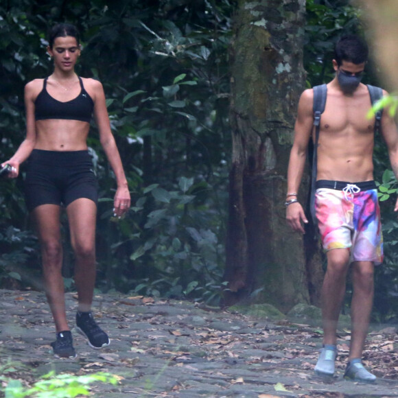 Bruna Marquezine e Enzo Celulari curtem programa ao ar livre juntos