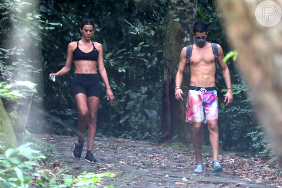 Bruna Marquezine e Enzo Celulari fazem trilha da Gávea, no Rio de Janeiro, juntos