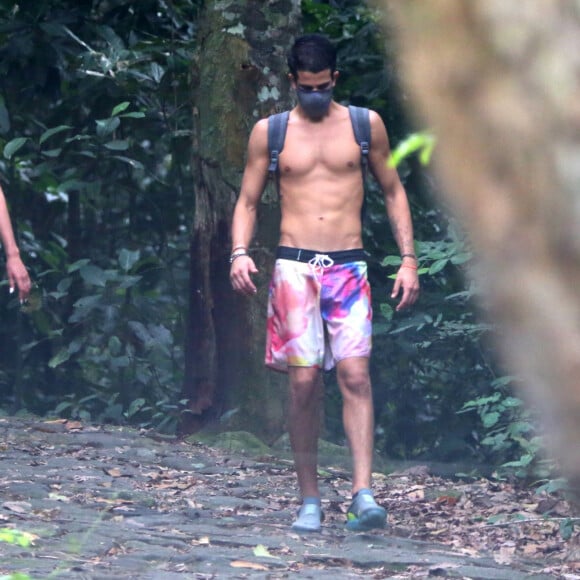 Bruna Marquezine e Enzo Celulari fazem trilha da Gávea, no Rio de Janeiro, juntos