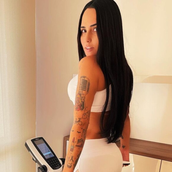 Perlla faz foto se pesando na balança após quase dois meses