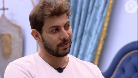 No 'BBB21', Caio fica irritado ao receber placa de 'figurante' de Thaís