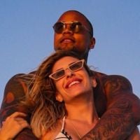 Léo Santana beija barriga de Lorena Improta ao anunciar gravidez 1 mês após casamento
