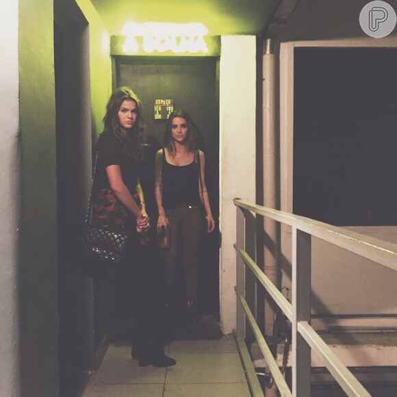 Bruna Marquezine e Manu Gavassi foram a uma casa alternativa do Rio nesta terça-feira, 11 de novembro de 2014