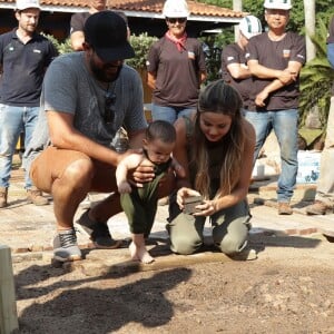 Filho de Biah Rodrigues e Sorocaba, Theo teve o seu umbigo plantado embaixo de uma árvore na fazenda da família
