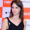 Laura Neiva vai a lançamento de iPhone no Brasil