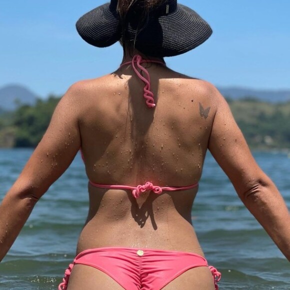 Thais Fersoza usa biquíni 'empina bumbum' para banho no mar