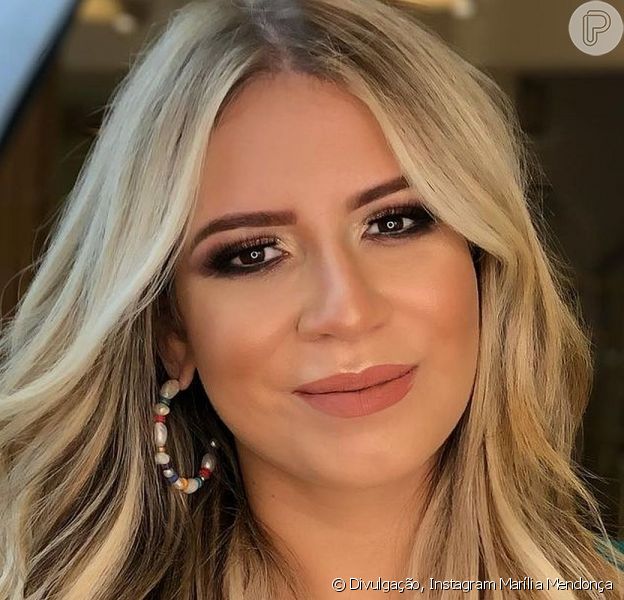 Marília Mendonça posou de biquíni e shortinho e agitou a web