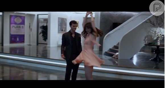 Anastasia Steele (Dakota Johnson) dança para Christian Grey (Jamie Dornan) em 'Ciinquenta Tons de Cinza'
