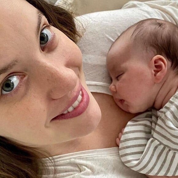 Nathalia Dill é discreta nos posts com a filha, Eva