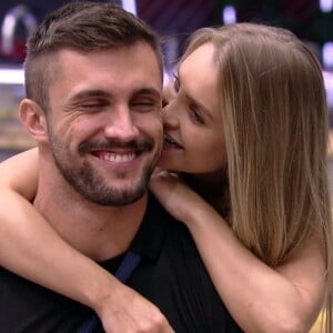 'BBB 21': Arthur dedicou pulseira do Líder para Carla Diaz