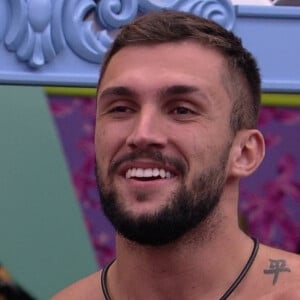 'BBB 21': Líder, Arthur destina pulseira à Carla Diaz e puxa Fiuk para VIP. 'Passo importante'