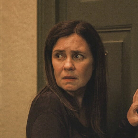 Na reta final da novela 'Amor de Mãe', Thelma (Adriana Esteves) fica acuada após sequestrar Lurdes (Regina Casé)
