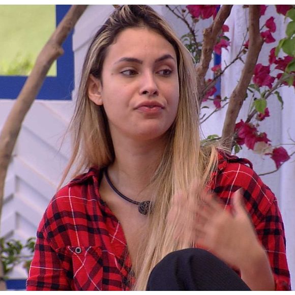 Sarah garantiu a Rodolffo que tentou convencer Gil de não votar nele e a web apontou que a brasiliense está mentindo