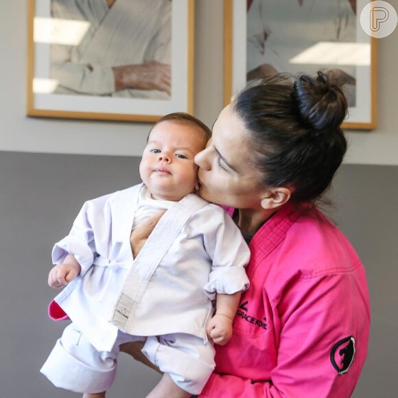 Filho de Malvino Salvador e Kyra Gracie usa quimono branco em foto